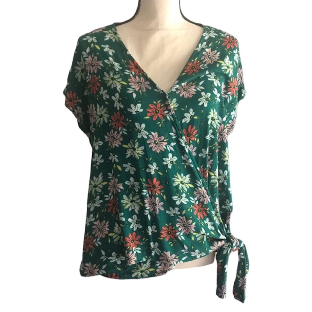 DIP green floral faux wrap top size 1X Vneck capped sleeves snap waist